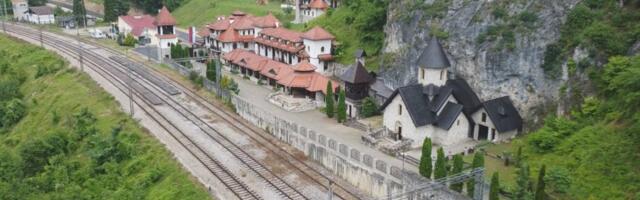 Srpski Ostrog na granici sa Crnom Gorom: Zašto hiljade hodočasnika svih vera dolaze u manastir Kumanicu!
