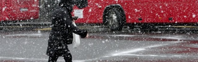ZIMA SE OPRAŠTA U VELIKOM STILU! Sneg zavejao ulice Beograda /VIDEO/