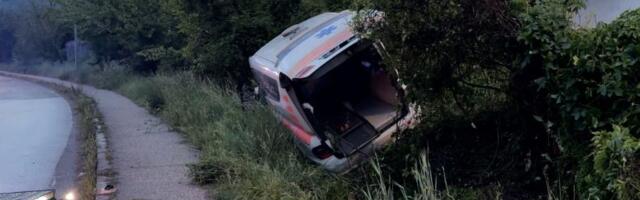 Nesreća na putu kod Baljevca: Vozilo Hitne pomoći iz Novog Pazara sletelo s puta (VIDEO)