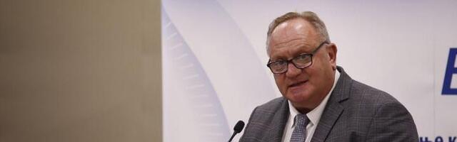 SKANDAL Cvetanović analizira nokte učenica i "viri" u školski dnevnik: Oštro mu odgovorio otac gimnazijalke sa "dugim noktima"