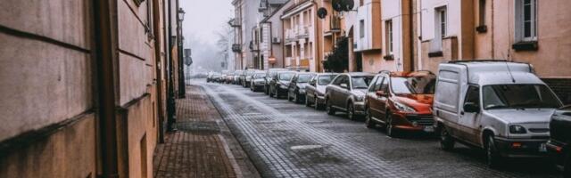 MAJKA UBILA BEBU, PA JE BACILA KROZ PROZOR! Straviča prizor ispred hotela, lekari mogli samo da konstatuju smrt! (FOTO)