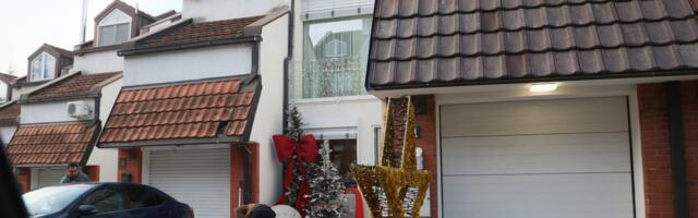 Mega popularan pevač sa suprugom i decom se useljava u NOVI DOM: Ispred kuće dekorateri i džinovska zvezda, uslikali smo ih u Višnjičkoj banji kada se nisu nadali