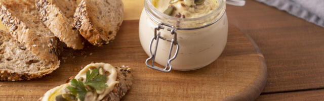 Puter, sa karamelizovanim crnim lukom: Predjelo na francuski način (VIDEO)