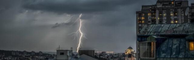 UŽAS U CENTRU GRADA: Oluja iščupala DEO KROVA sa zgrade i bacila ga na ulicu!