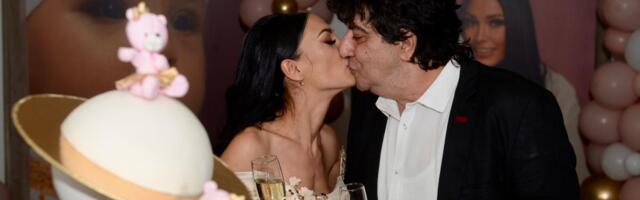 "GOVORE DA SE UDALA ZBOG PARA": Kompozitor stao u odbranu 30 godina mlađe supruge, otkrio koliko je bila tužna zbog hejt komentara