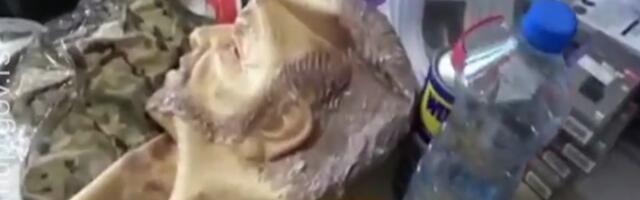 VIDEO Uhapšene tri osobe: Pronađena droga, snajperska puška, gumene maske za lice...