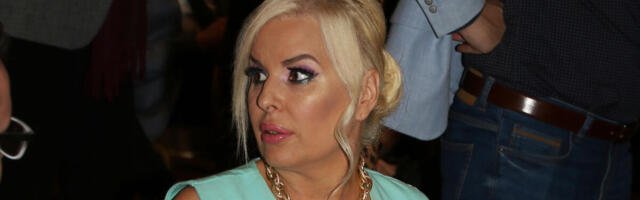 KAD VIDITE KAKO ONA IZGLEDA BIĆE VAM JASNO OD KOGA JE LEPOTU NASLEDILA: Voditeljka ista majka, ljudi u čudu gledaju