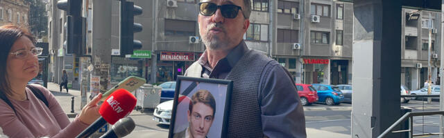 „DRŽIM SLIKU UMESTO SINA, A UBICA ŠETA SLOBODNO“: Potresni krik oca ubijenog Branislava koji kida dušu!
