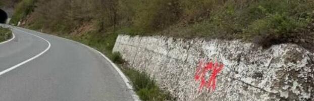 NOVE PROVOKACIJE UZNEMIRILE SRBE NA KiM: Ispisan grafit UČK na putu ka jezeru Gazivode