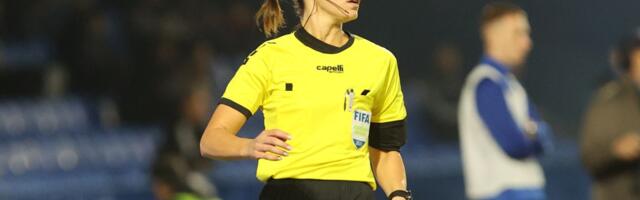 Svi su gledali u sudiju na meču Karaburmi: Lepa Aleksandra "ukrala šou" na meču OFK Beograd - Čukarički