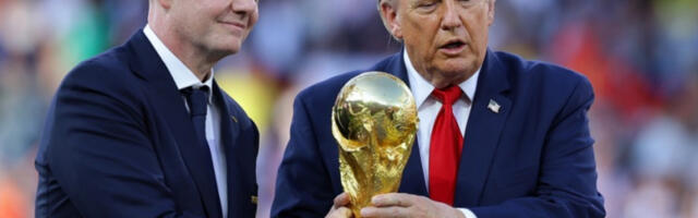 Трамп украо пажњу након финала: публика га извиждала, он није хтео да сиђе са бине