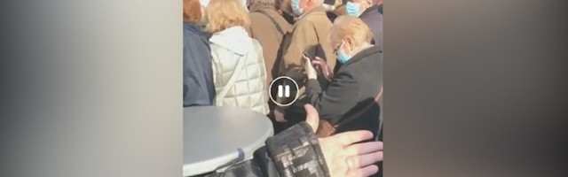 "KUDA DA PROĐEM, UŽAS" Haos ispred Sajma, građani čekaju vakcinaciju! (VIDEO)