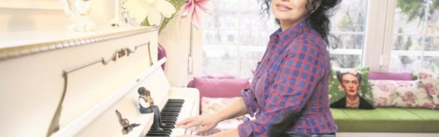 (FOTO) LIDIJA VUKIĆEVIĆ POTPUNO GOLA! Glumica se skinula, OKRENULA GU*U, muškarci ne znaju GDE PRE DA GLEDAJU!