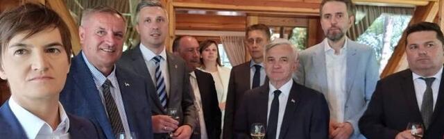 Čaša vina i gle čuda, Radule registrovao stranku