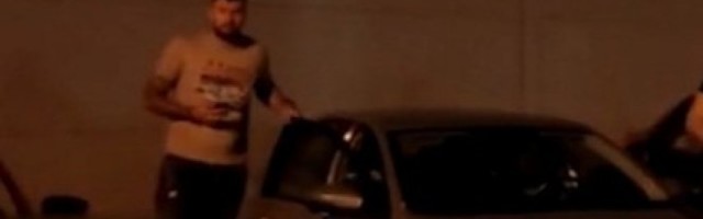 JANJUŠA PRESRELI NA ULICI - ŠOK! Dva mušarca ga zaustavila - NEMOJ DA J**EM I TEBE I NJEGA! Haos na ULICI (FOTO)