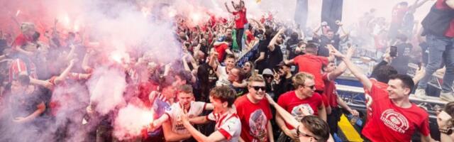 UŽASAVAJUĆA SCENA! Navijač PSV ostao BEZ PRSTIJU! Eksplodirao mu TOPOVSKI UDAR u ruci! (UZNEMIRUJUĆI VIDEO-SNIMAK)