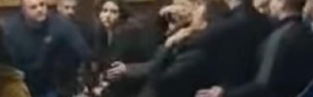 "Uhvatili su kolegu za vrat“: Ko su momci u crnom koji su napali studente u Matici srpskoj
