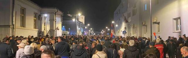 Održan protest ispred Policijske uprave, protestanti pravili buku kod kuće gradonačelnika, a sedište SNS-a zasuli jajima