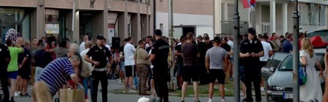 Uoči protesta u Vrbasu ponovo se okupili naprednjaci: Stigla policija u opremi za razbijanje demonstracija