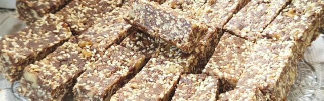 Čokoladne kocke sa susamom: Kraljevski desert koji upotpunjuje svaku slavsku trpezu (VIDEO)