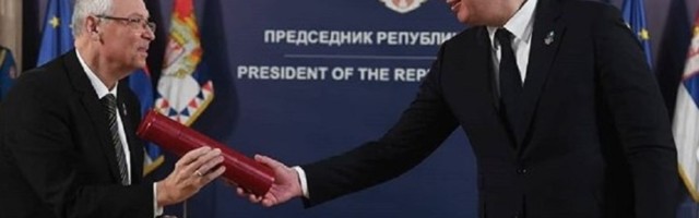 Profesor: Sami sebe hvalimo, sami sebe častimo