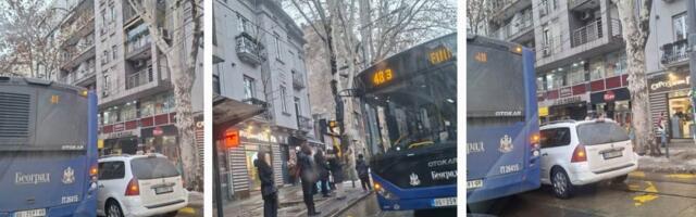 Sudar kod Slavije: Automobil se zakucao u autobus