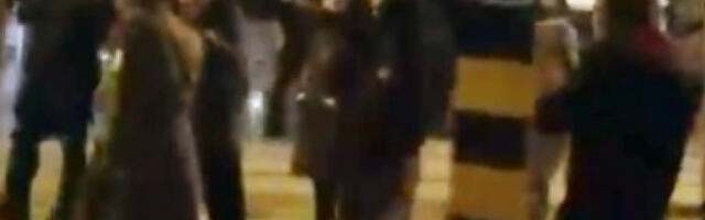 Блокадери нацистичким поздравом на српског официра