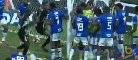 ŠOKANTNE SCENE NA TERENU: Hulk se zaleteo i pesnicom udario rivala, izbila opšta tuča - nije se znalo ko koga mlati! (VIDEO)