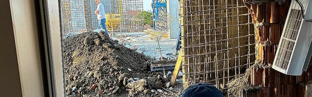 VIDEO: Urušio se zid na zgradi u Novom Sadu, beton se izlio porodici u stan
