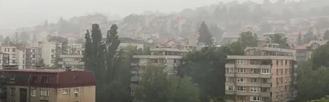 NEVREME U SARAJEVU Vetar rušio stabila, jedno palo na taksi: "Moglo je da me ubije..."