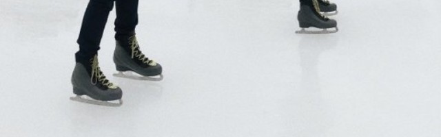 SVI SU BILI ŠOKIRANI! Iskoristio je prazničnu atmosferu i klizanje na ledu da bi uradio OVO!