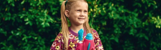 Moja ćerka se neće igrati lutkama, igraće se puškama: Mamina poetična priča o roditeljstvu