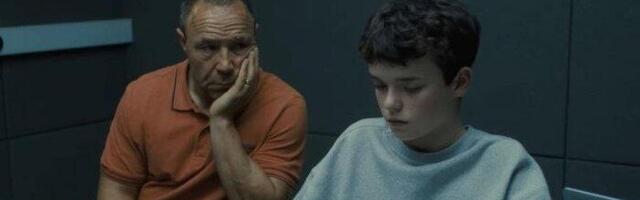 PREKO 100.000 RODITELJA POKRENULO PETICIJU ZBOG SERIJE "ADOLESCENCIJA": Traže da se deci ZABRANE pametni telefoni!