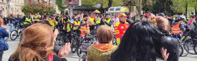 FOTO, VIDEO Novosadski studenti stigli u Sremsku Mitrovicu: Posluženje i "ko ne skače, taj je ćaci"