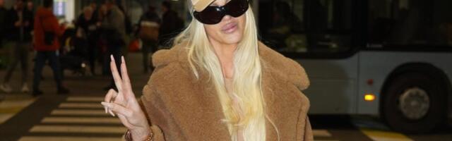 Karleušine grudi kao dve Duškove lopte: Pomera mozak koliko je vrela (FOTO)