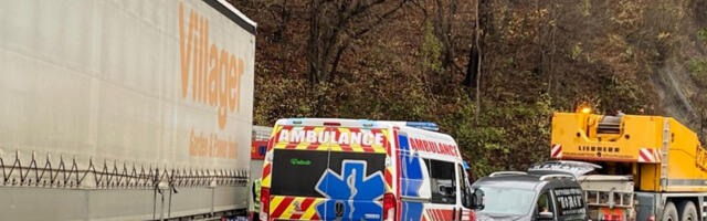 U TOKU JE IZVLAČENJE AUTA I TELA NASTRADALIH Vozilo zaglavljeno u betonskom propustu