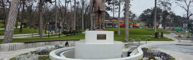 Јагодина: постављен споменик Драгану Марковићу Палми