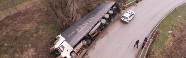 ŠLEPER SLETEO S PUTA I PREVRNUO SE U POTOK: Saobraćajka na starom putu Čačlak-Kraljevo (foto)
