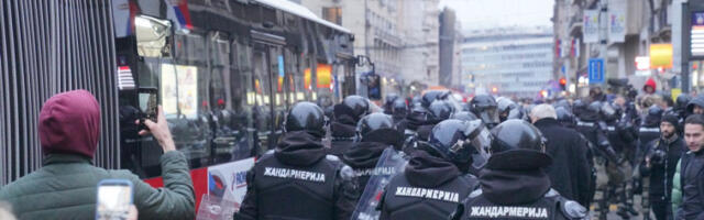 ВЈТ апелује на грађане испред Ректората да не нападају полицију