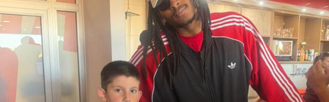 Crveno-bela porodica na okupu: Čima Moneke gleda 179. fudbalski derbi! /VIDEO/