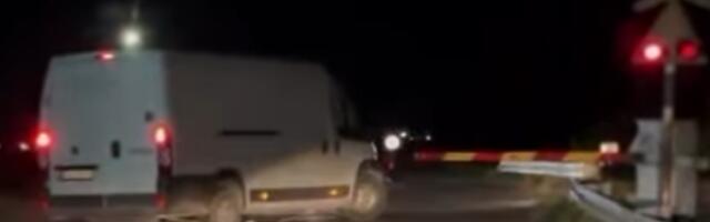 U smrtnoj opasnosti, vozač kombija izbegao spuštenu rampu! Na pružnom prelazu zaigrao na sve ili ništa (VIDEO)