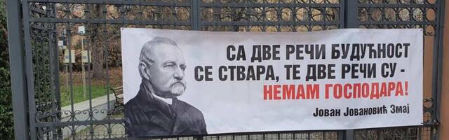 Direktor Jovine gimnazije u Novom Sadu jedini držao nastavu u prvoj smeni: U učionici samo troje učenika, ostali u hodniku uzvikuju „Đaci ne kleče“