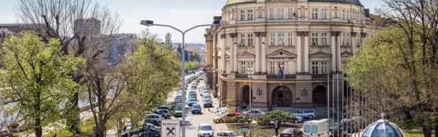 "Turistički autobus povučen sa ulica Niša - ČEKAJU DA VUČIĆ OTVORI AUTO-PUT"