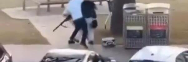 ŠOK SNIMAK! OVAKO JE SAVLADAN TERORISTA IZ SIDNEJA! Čovek HEROJ ga dohvatio s leđa, usledila je borba na život i smrt! (FOTO/VIDEO)