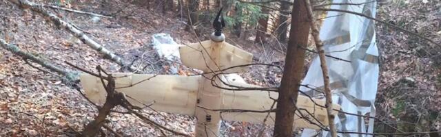 LOVAC PRONAŠAO MISTERIOZNU LETELICU U ŠUMI, HITNO SE OGLASIO EVROPOL! Policija i vojska na nogama, na njoj montiran uređaj DOMAĆE izrade i OVO! (FOTO)