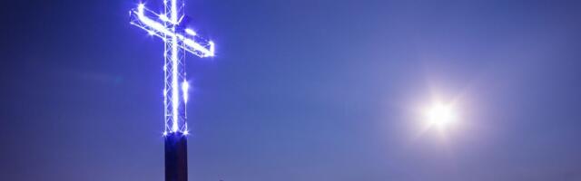 "Simbol nade i poštovanja prema precima i potomcima": Centar sela Tibužde obasjan časnim krstom