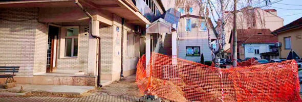 Uređuje se prostor ispred ambulante u Erdogliji: Plato će krasiti bista dr Mihajla Ilića