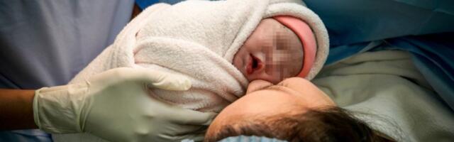 PEVAČICA IZAŠLA IZ PORODILIŠTA! Partner se oglasio zajedničkom slikom!