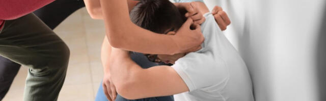 ČETIRI MALOLETNIKA UDARALI DEČAKA PESNICAMA, KIŠOBRANOM I FLAŠOM! Stravično vršanjačko nasilje - DRŽALI GA NA PODU, PA USLEDIO HOROR!