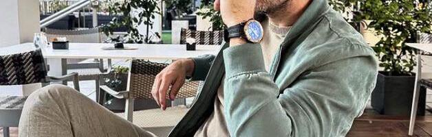 SVI MISLILI DA ĆE OŽENITI PEVAČICU, A USLEDIO RASKID! On nestao iz javnosti, sada je u braku sa atraktivnom crnkom